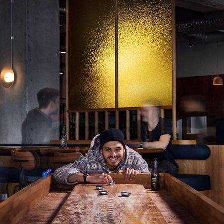 Lylo Auckland Hotel Esterno foto A sushi chef at work