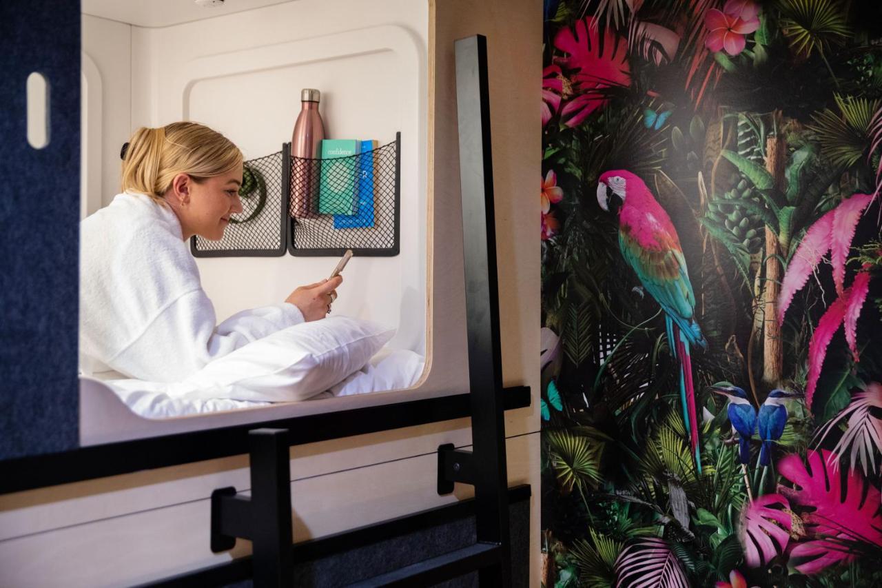 Lylo Auckland Hotel Esterno foto A woman using a mobile phone in a hotel room