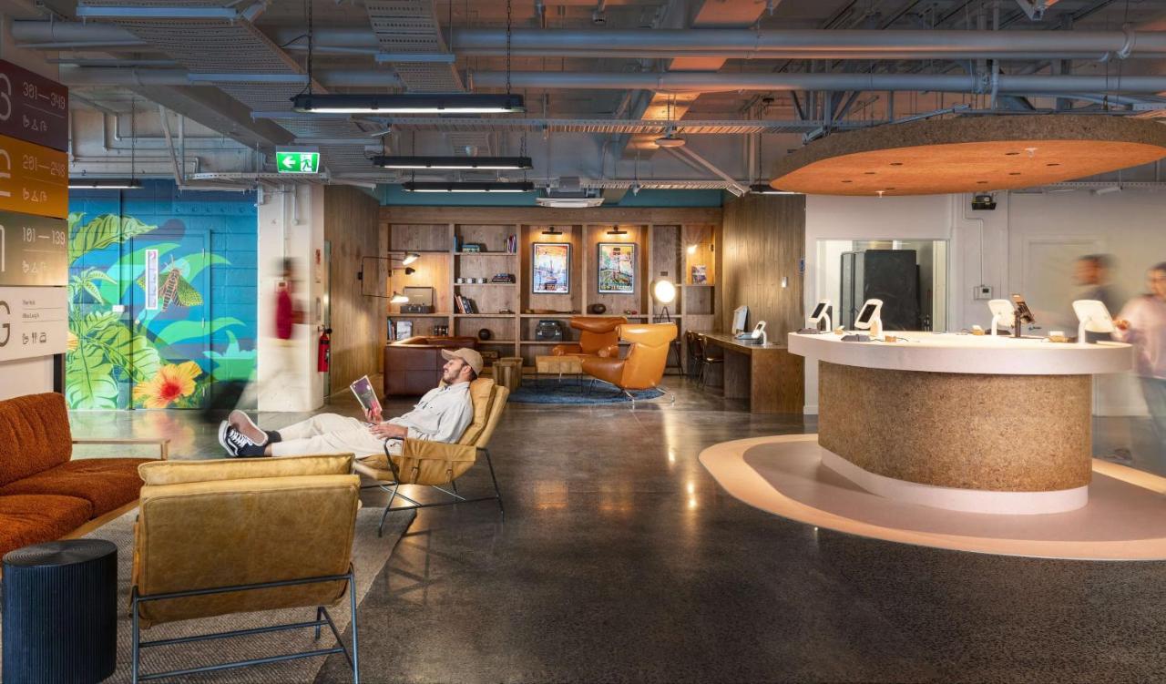 Lylo Auckland Hotel Esterno foto The lounge at the airport