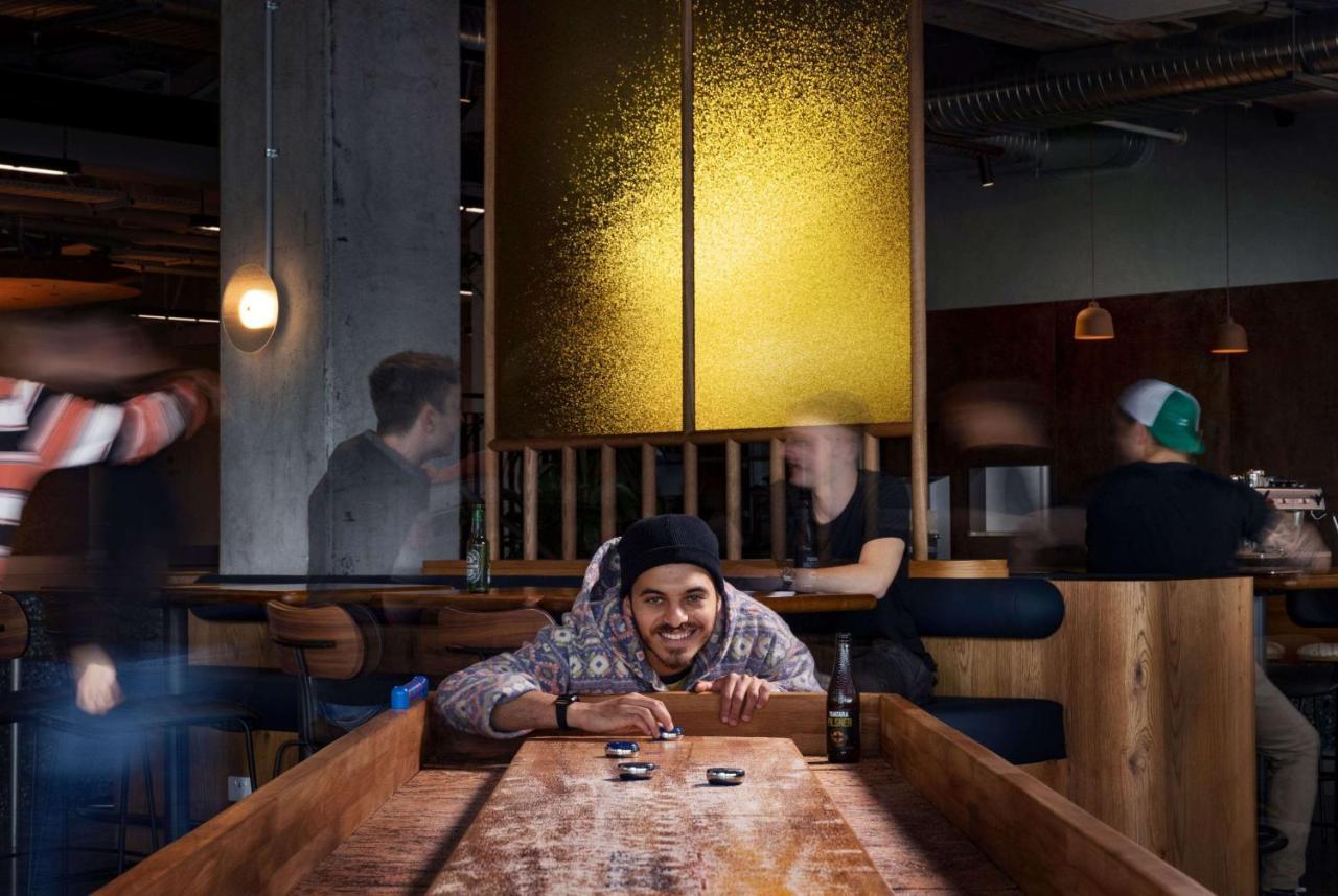 Lylo Auckland Hotel Esterno foto A sushi chef at work