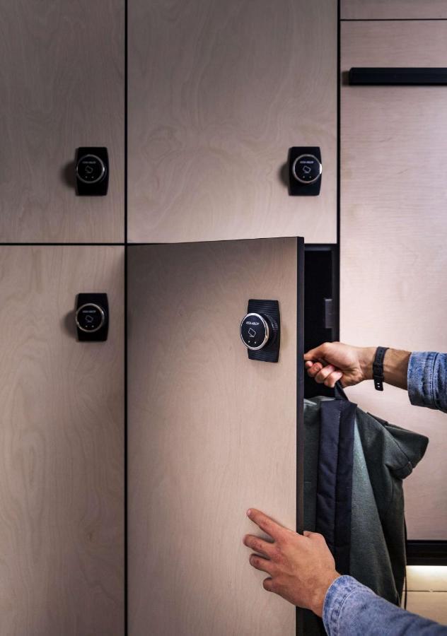 Lylo Auckland Hotel Esterno foto A smart locker