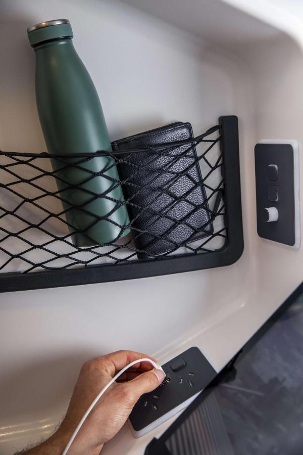 Lylo Auckland Hotel Esterno foto A wallet and a mobile phone in a train pocket