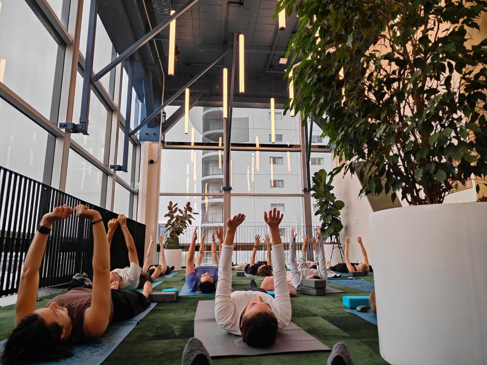 Lylo Auckland Hotel Esterno foto A yoga class at the Googleplex